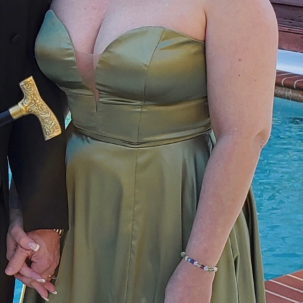 Gown peridot green sz 10